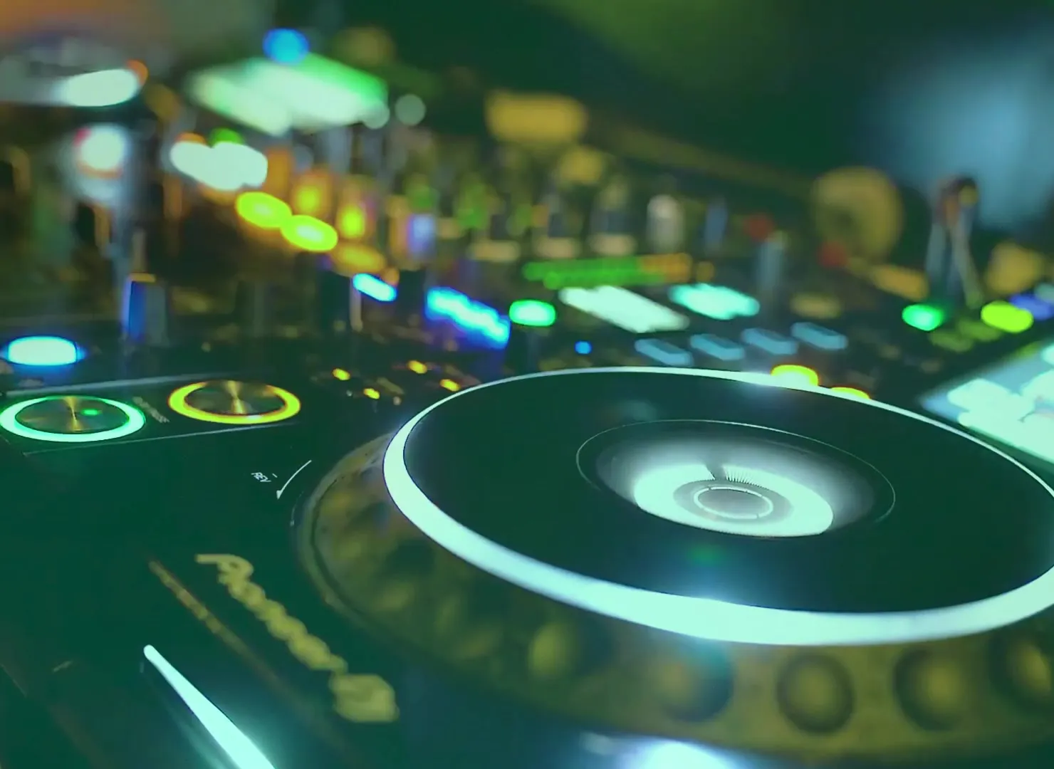 DJ’ens hånd på en afspiller under et sæt