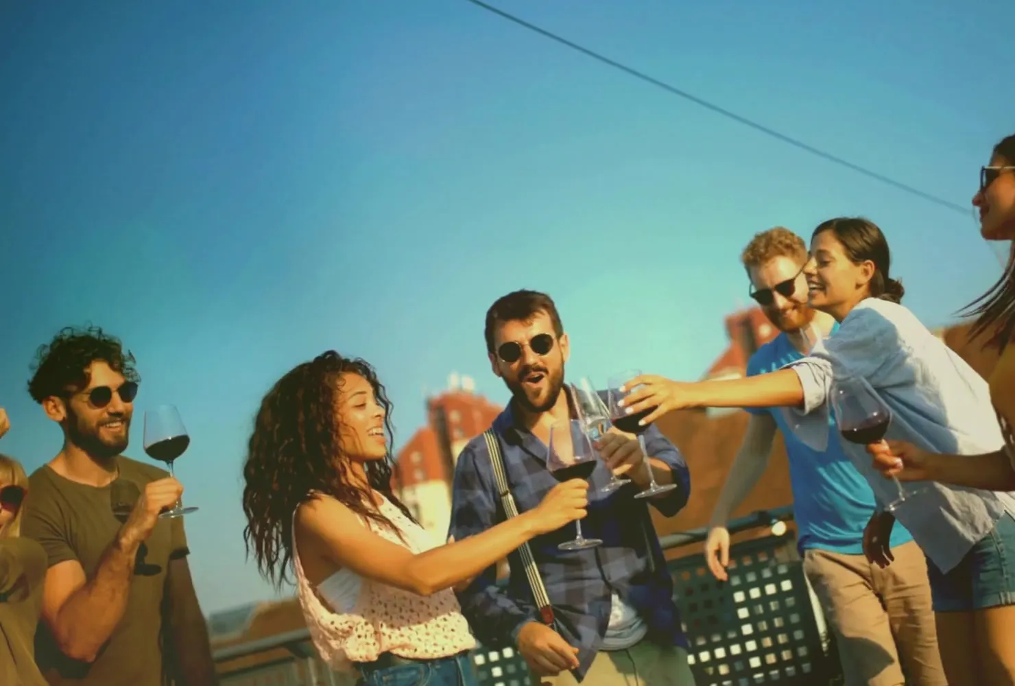 Gæster skåler og danser til en fest på en tagterrasse